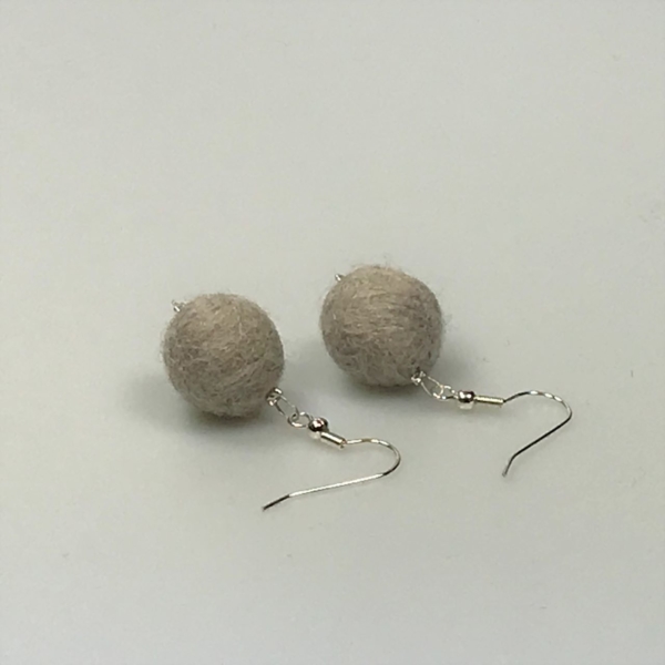 Ohrringe aus hellgrauen Filzperlen 1,5cm