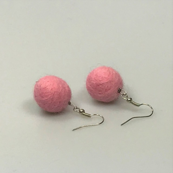 Ohrringe aus rosa Filzperlen 1,5cm