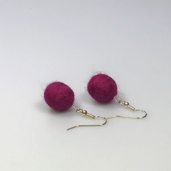 Ohrringe aus hibiskusfarbigen Filzperlen 1,5cm