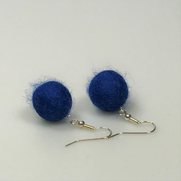 Ohrringe aus königsblauen Filzperlen 1,5cm
