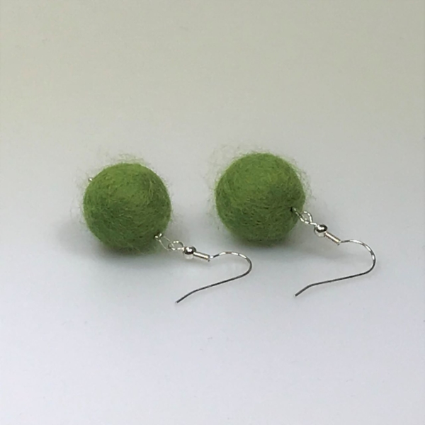 Ohrringe aus grasgrünen Filzperlen 1,5cm