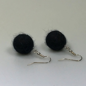Ohrringe aus schwarzen Filzperlen 1,5cm